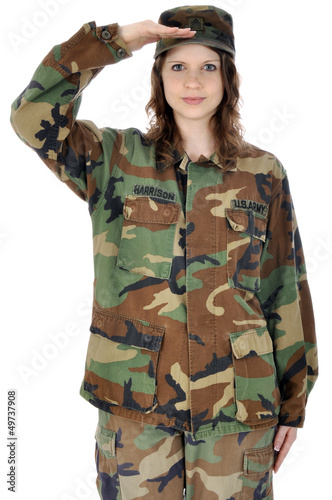 Photo: Junge Frau im Armeeuniform salutiert Junge Frau im Armeeuniform salutiert