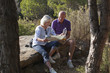 Foto: mature hikers enjoying the countryside mature hikers enjoying the countryside