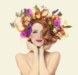 Foto: Beautiful redhead girl with flowers isolated. Beautiful redhead girl with flowers isolated.