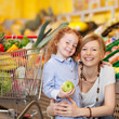 mutter und tochter beim einkauf im supermarkt