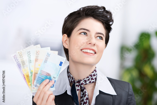 Photo: glückliche frau hält geldscheine in der hand glückliche frau hält geldscheine in der hand