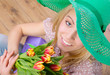 frau mit blumen