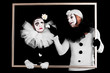 Ein trauriger Clown wird getröstet