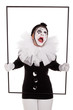Weiblicher Clown im Rahmen schreit