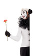 Männlicher Clown mit Blume blickt ums Eck