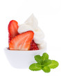 Erdbeeren mit Sahne und Minze