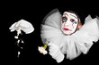 Trauriger weiblicher Clown hat Liebeskummer
