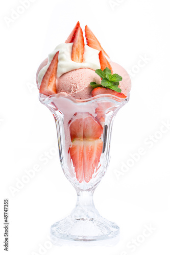 Photo: Erdbeereisbecher mit Minze im hohen Glas Erdbeereisbecher mit Minze im hohen Glas