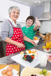 Spaß mit Oma bei der Zubereitung des Frühstücks