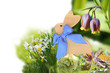 Ostern Hintergrund - Osterhase sitzt in einer Blumenwiese