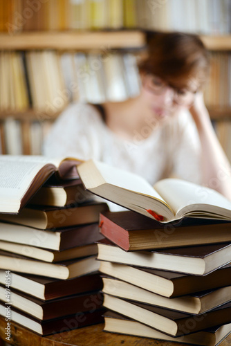 Photo: lernende Frau mit Büchern lernende Frau mit Büchern