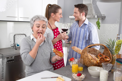 Photo: Junges Paar mit der Schwiegermutter in der Küche Junges Paar mit der Schwiegermutter in der Küche