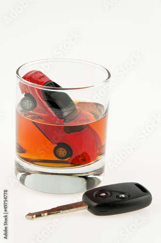 Photo: Alkohol und Auto. Alkolenker. Betrunken Autofahren. Alkohol und Auto. Alkolenker. Betrunken Autofahren.