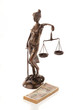 Justitia und Yen. Symbol für Rechtskosten