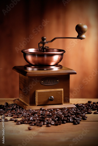 Photo: macinino del caffè di legno con chicchi macinino del caffè di legno con chicchi