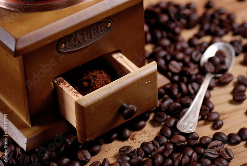 Photo: macinino in legno con chicchi di caffè macinino in legno con chicchi di caffè