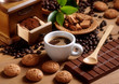 tazza di caffè espresso con macinino in legno