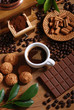 tazza di caffè espresso con macinino in legno