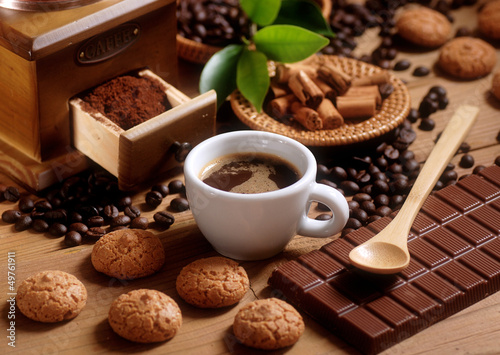 Photo: tazza di caffè espresso con macinino in legno tazza di caffè espresso con macinino in legno