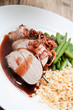Schweine Filet mit Speck grünen Bohnen und Weizenkörner