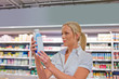 Frau kauft Milch im Supermarkt