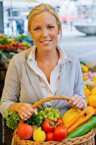 Photo: Frau am Obstmarkt mit Einkaufskorb Frau am Obstmarkt mit Einkaufskorb