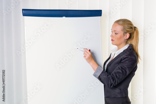 Photo: Frau mit Flip-Chart Frau mit Flip-Chart