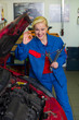 Frau als Mechaniker in Auto Werkstatt