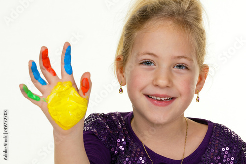 Photo: Kind malt mit Fingerfarben Kind malt mit Fingerfarben