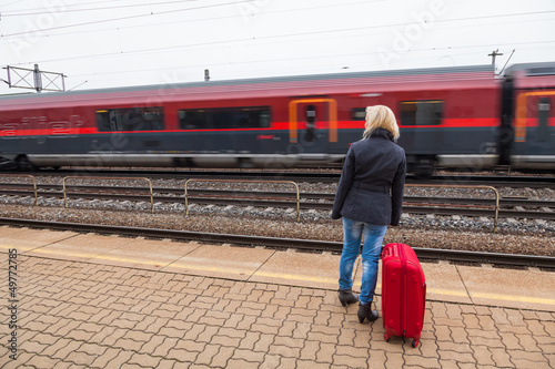 Photo: Frau wartet auf Bahnhof auf ihren Zug Frau wartet auf Bahnhof auf ihren Zug