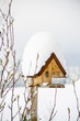 vogelhaus im schnee