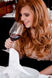 Frau und Mann beim Dinner Im Restaurant trinken Rotwein
