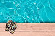 Sandales au bord d'une piscine