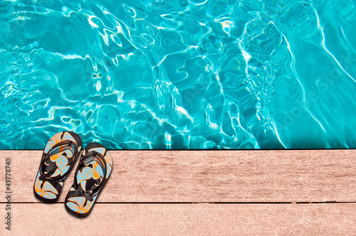 Photo: Sandales au bord d'une piscine Sandales au bord d'une piscine