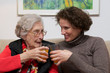 Photo: Glückliche Seniorin mit Enkelin Glückliche Seniorin mit Enkelin