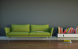 grünes Sofa vor grauer Wand