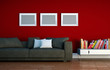 Sofa vor roter Wand