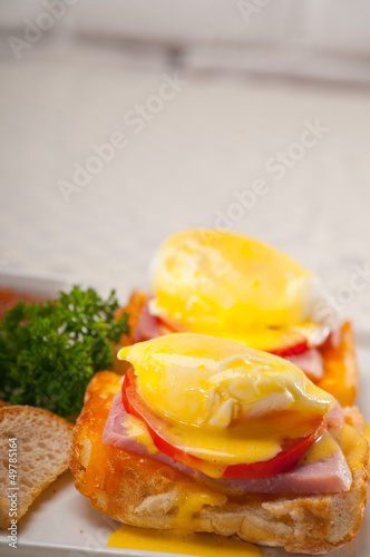 Photo: eggs benedict on bread with tomato and ham eggs benedict on bread with tomato and ham