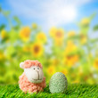 Schäfchen und Osterei auf Frühlingswiese 3