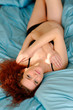 schwanger frau im Bett hochformat