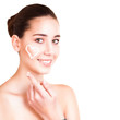 junge Frau mit Creme-Herz