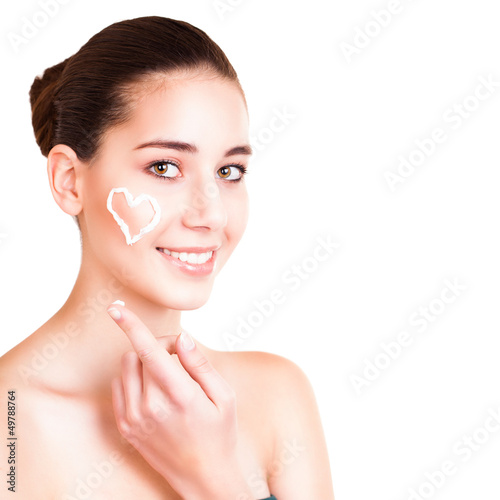 Photo: junge Frau mit Creme-Herz junge Frau mit Creme-Herz