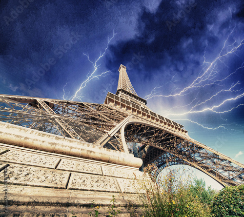 Photo: Paris - Eiffel Tower. Thunderstorm approaching the city Paris - Eiffel Tower. Thunderstorm approaching the city