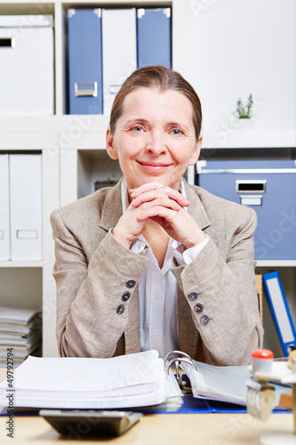 Photo: Portrait einer glücklichen älteren Frau im Büro Portrait einer glücklichen älteren Frau im Büro