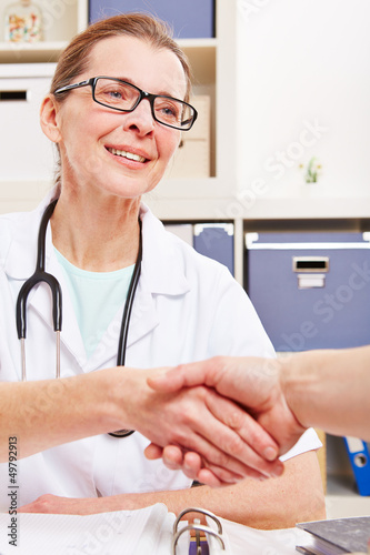 Photo: Doktor und Patient machen Handschlag Doktor und Patient machen Handschlag