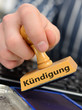 Stempel mit Hand und Schriftzug Kündigung