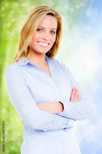 Photo: blonde junge frau mit verschränkten armen blonde junge frau mit verschränkten armen