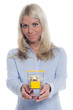 Photo: frau spart beim einkaufen frau spart beim einkaufen