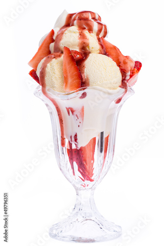 Photo: Eisbecher mit Vanilleeis und Erdbeeren Eisbecher mit Vanilleeis und Erdbeeren