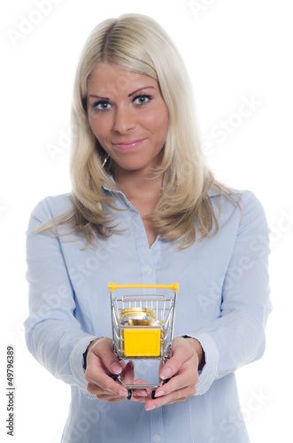 Photo: frau spart beim einkaufen frau spart beim einkaufen